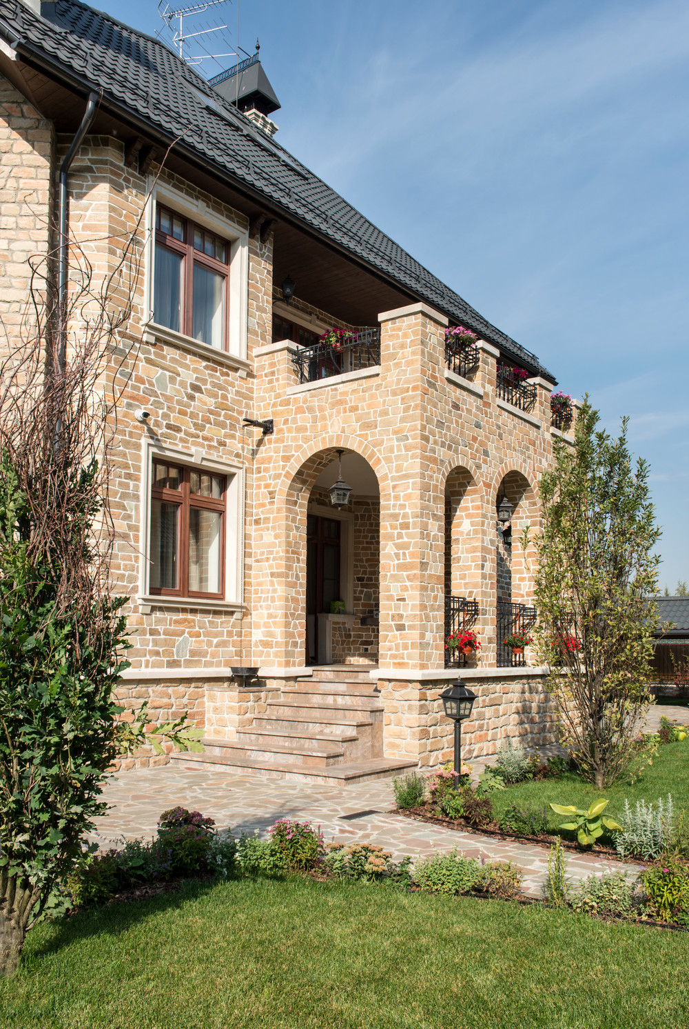 Вид на открытую террасу из сада