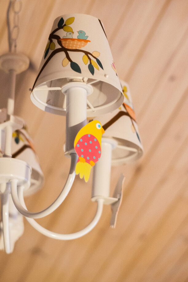 Дизайн интерьера детской комнаты для девочки в деревянном доме.