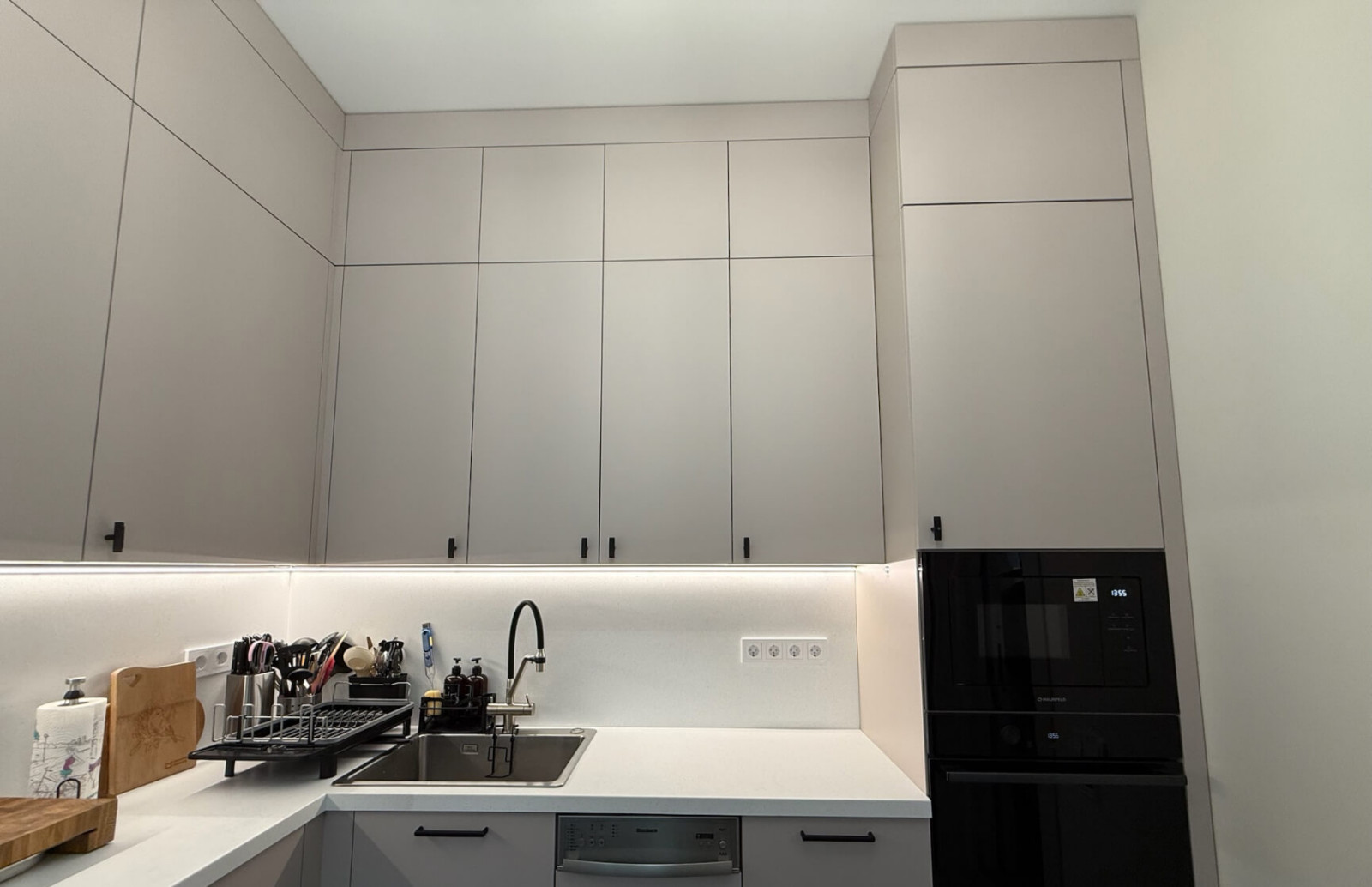 Эргономичная кухня в цвете серый кашемир