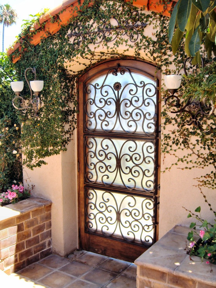 Design ideas for a small country entryway in San Diego.