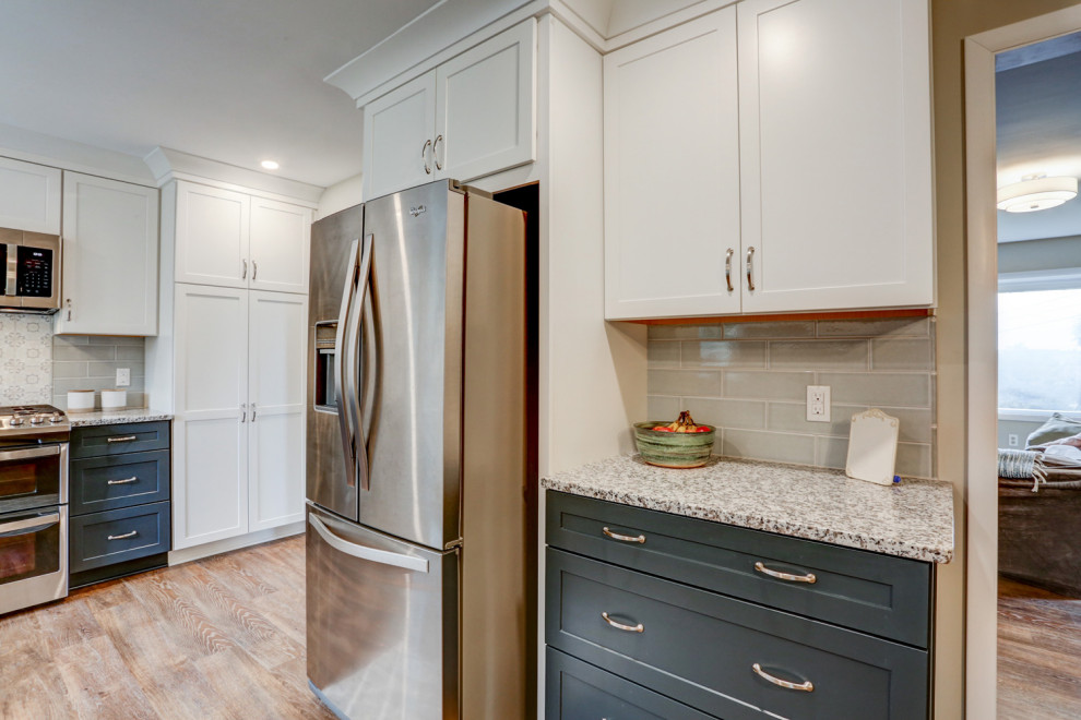 Foto på ett mellanstort funkis grå kök, med en rustik diskho, skåp i shakerstil, granitbänkskiva, grått stänkskydd, stänkskydd i keramik, rostfria vitvaror, vinylgolv och brunt golv