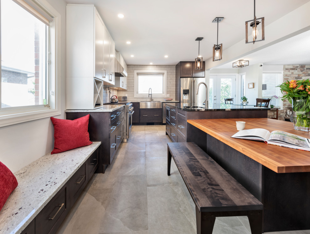 Example of a transitional home design design in Ottawa