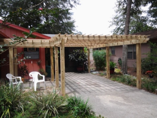 Photo of a mid-sized transitional backyard landscaping in Tampa for spring.
