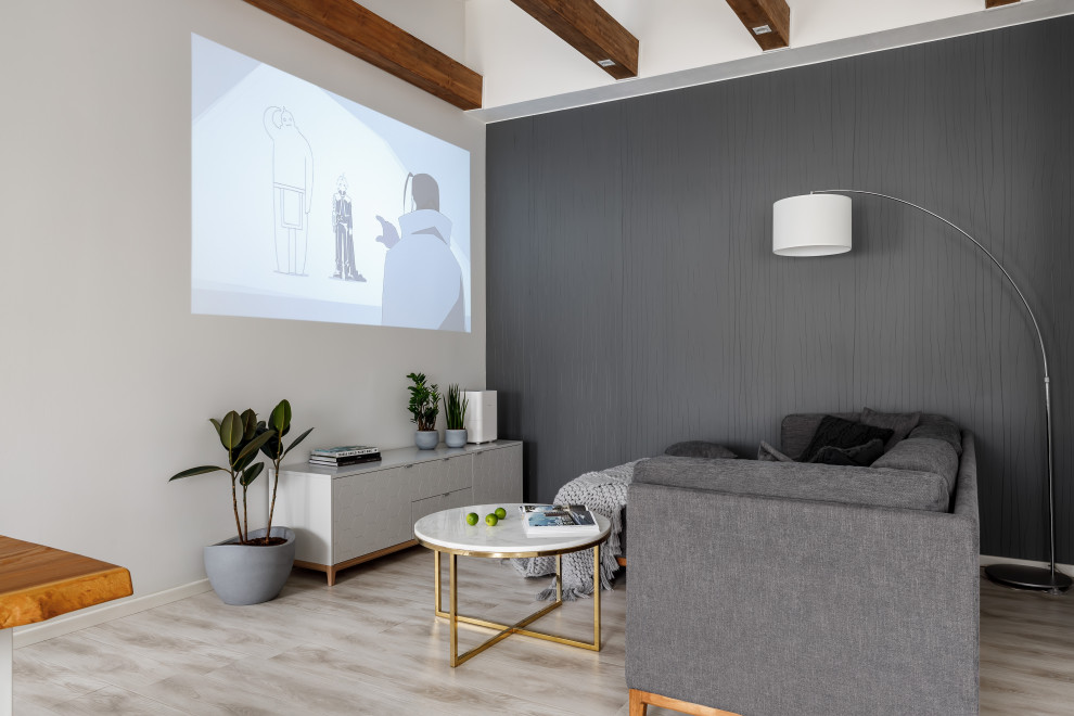 Пример оригинального дизайна: объединенная гостиная комната среднего размера, в белых тонах с отделкой деревом в скандинавском стиле с белыми стенами, светлым паркетным полом, зоной отдыха, бежевым полом и балками на потолке без телевизора