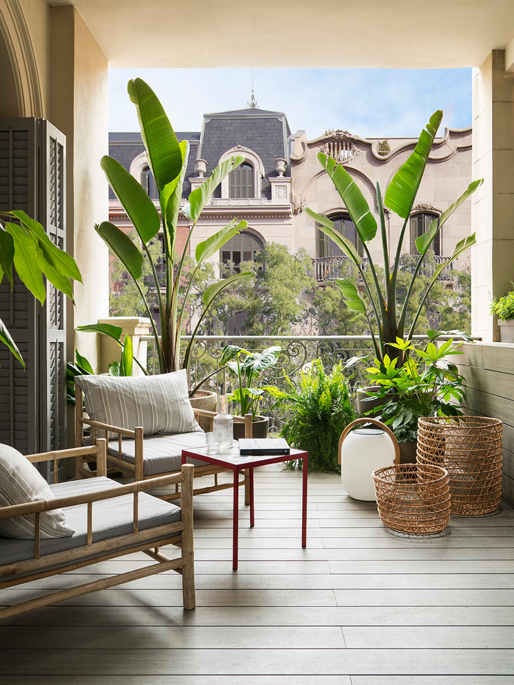 Small tuscan courtyard metal railing balcony photo in Barcelona with a roof extension