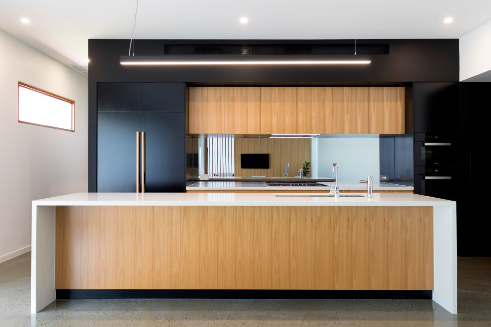 Zweizeilige Skandinavische Wohnküche mit hellen Holzschränken, Marmor-Arbeitsplatte, Rückwand aus Spiegelfliesen, Betonboden, Kücheninsel, grauem Boden und weißer Arbeitsplatte in Brisbane