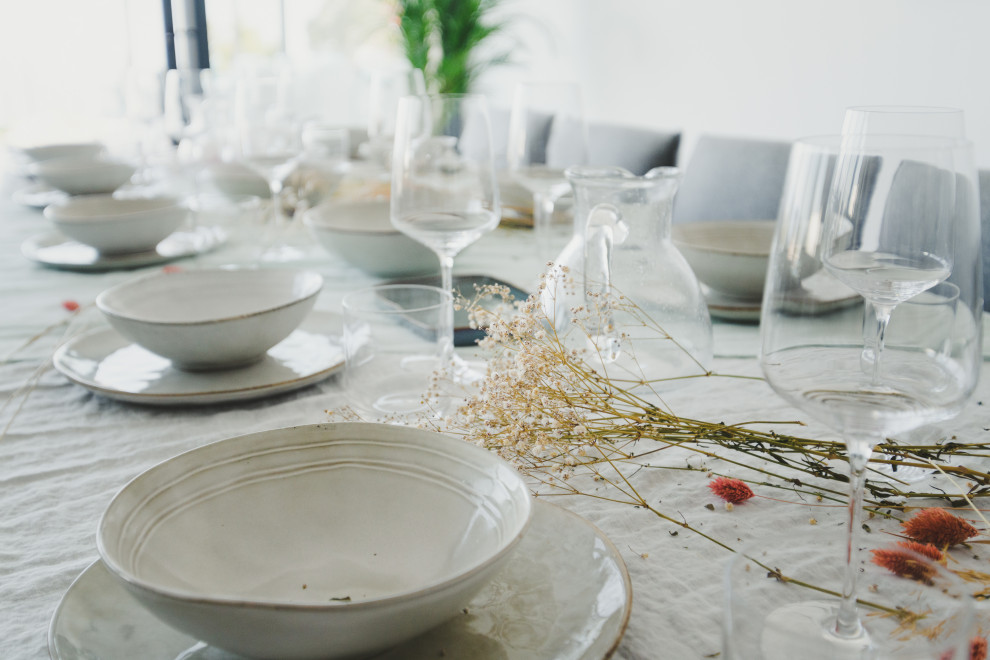 Aménagement d'une grande salle à manger ouverte sur le salon contemporaine avec un mur blanc, un sol en carrelage de céramique et un sol beige.