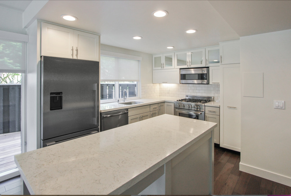 Kitchen - transitional kitchen idea