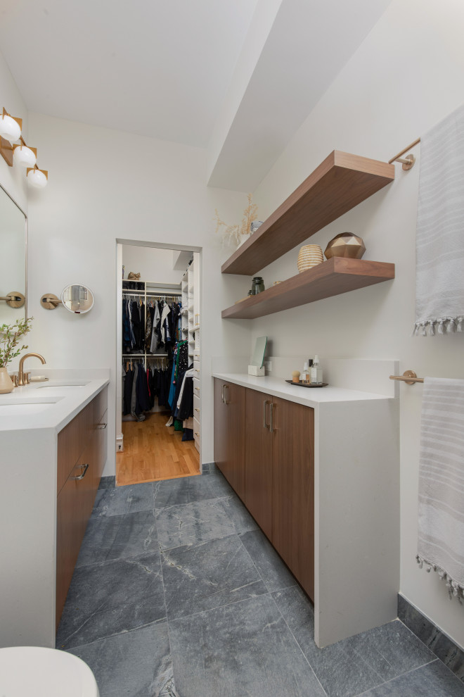 Kitchen - transitional kitchen idea in Chicago