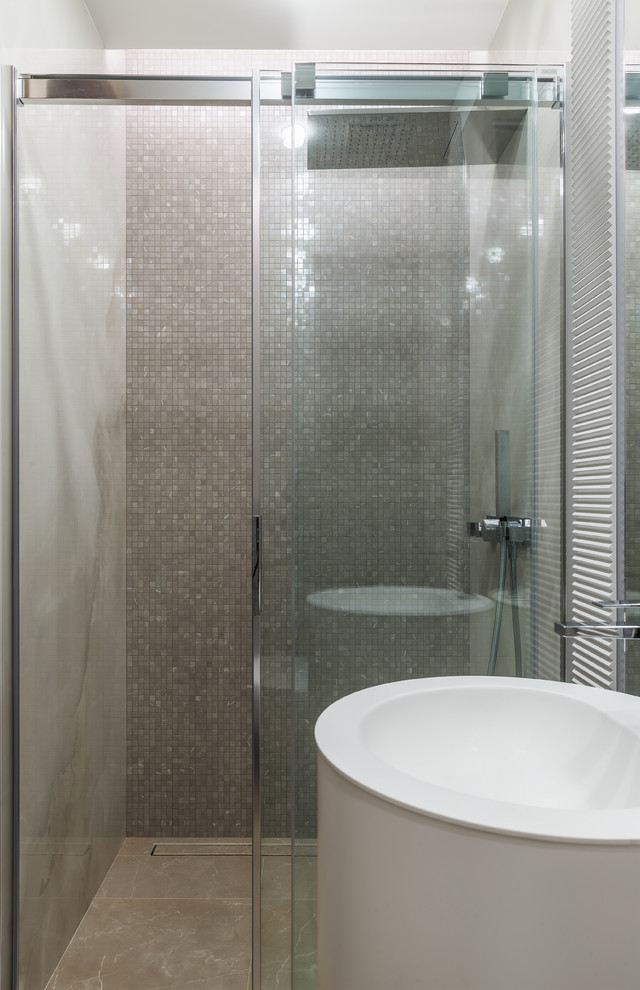 This is an example of a contemporary bathroom in Moscow with an alcove shower.