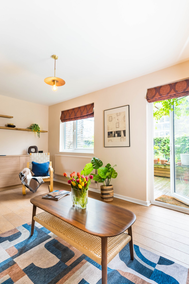Esempio di un piccolo soggiorno minimalista chiuso con pareti rosa, pavimento in sughero e pavimento marrone