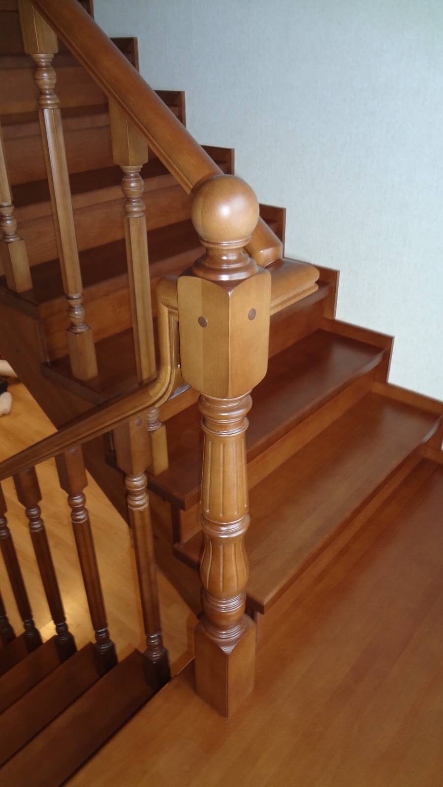 Лестница в доме из дерева бук.Самара пос.Зубчаниновка