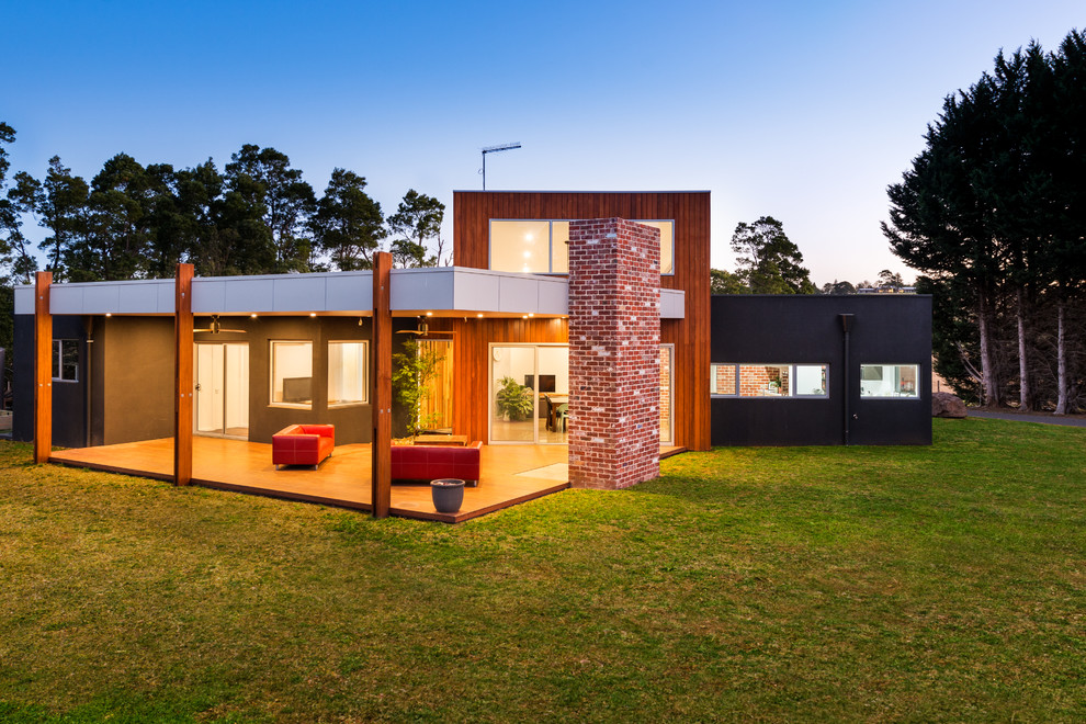 Photo of a mid-sized contemporary deck in Melbourne.