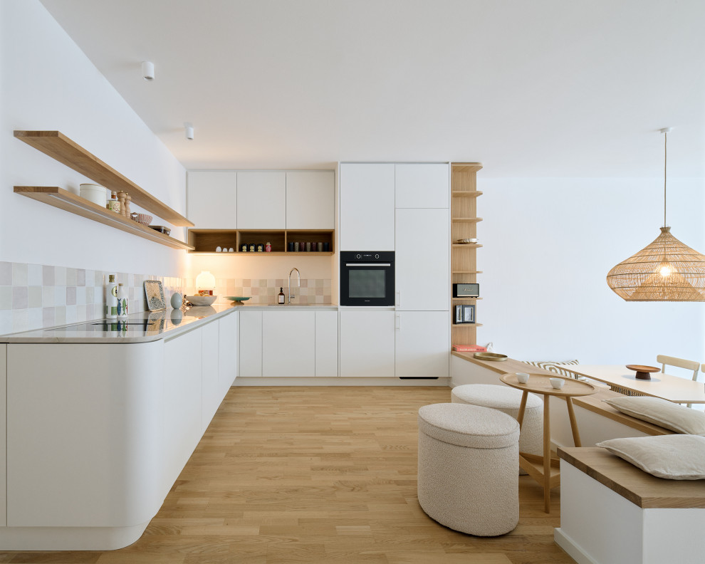 Idéer för ett mellanstort minimalistiskt kök och matrum, med släta luckor och vita skåp
