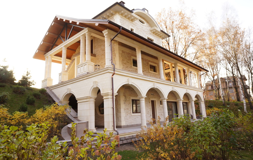 Дом на склоне