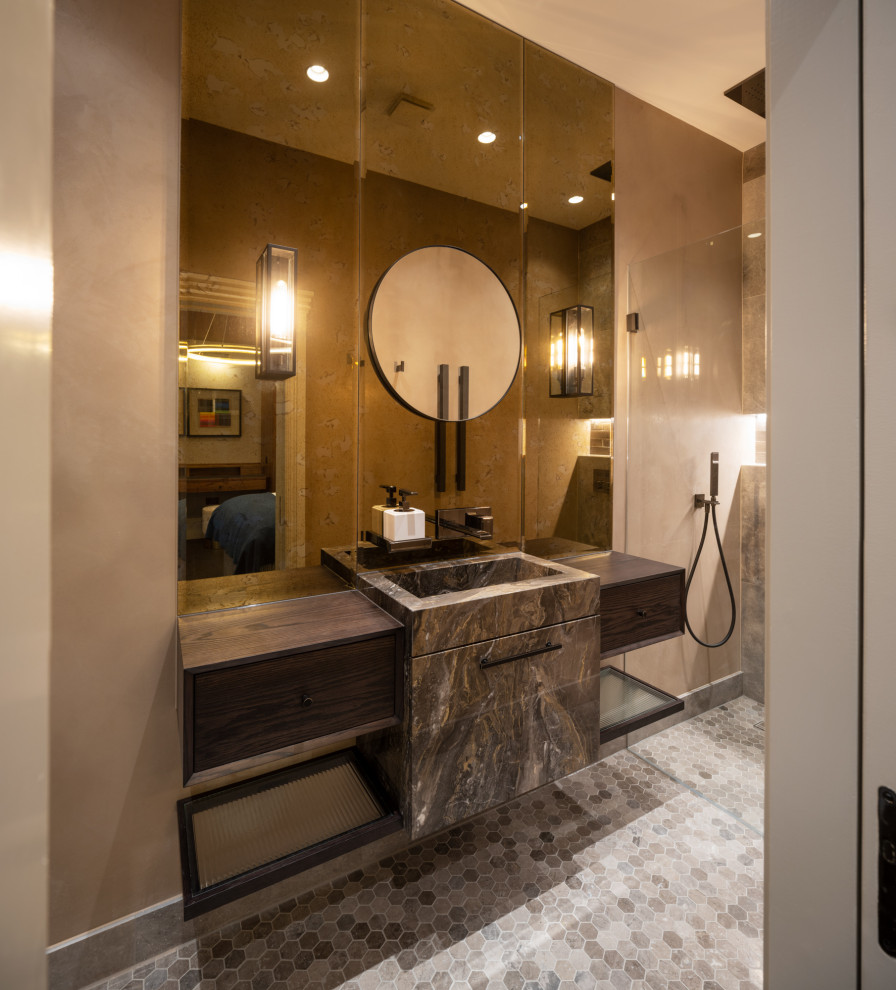Inspiration för små klassiska brunt en-suite badrum, med luckor med infälld panel, bruna skåp, en öppen dusch, en vägghängd toalettstol, brun kakel, marmorkakel, beige väggar, mosaikgolv, ett väggmonterat handfat, marmorbänkskiva, lila golv och med dusch som är öppen