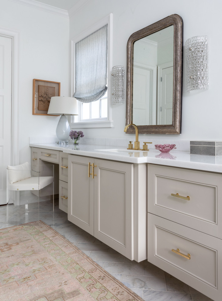 Cette image montre une salle de bain principale traditionnelle avec un placard à porte affleurante, des portes de placard beiges, un carrelage blanc, un sol en marbre, un plan de toilette en marbre, un sol blanc, un plan de toilette blanc, meuble simple vasque et meuble-lavabo encastré.
