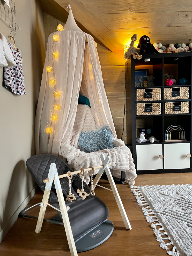 Esempio di una cameretta per neonata tropicale di medie dimensioni con pareti beige, parquet scuro, pavimento marrone, soffitto in legno e carta da parati