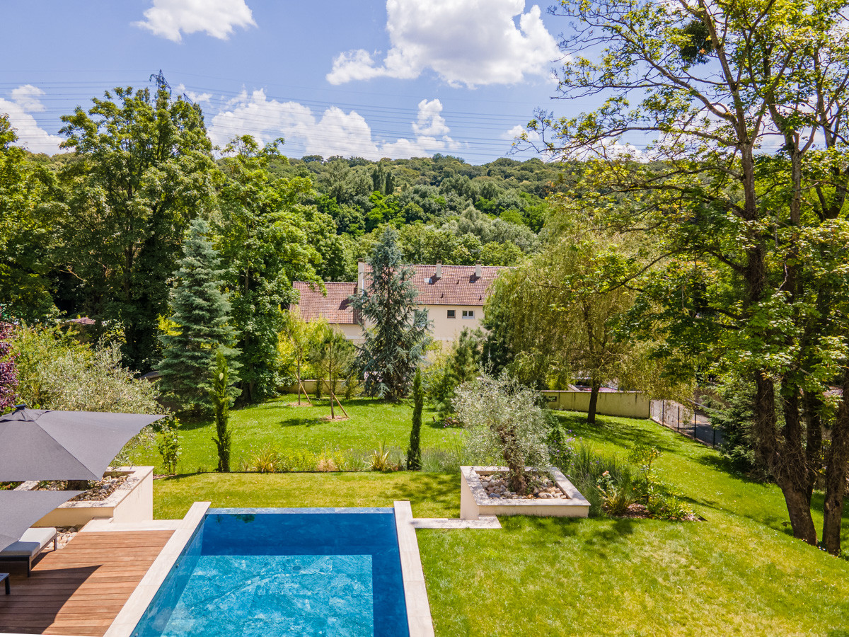Création d'un grand jardin avec piscine