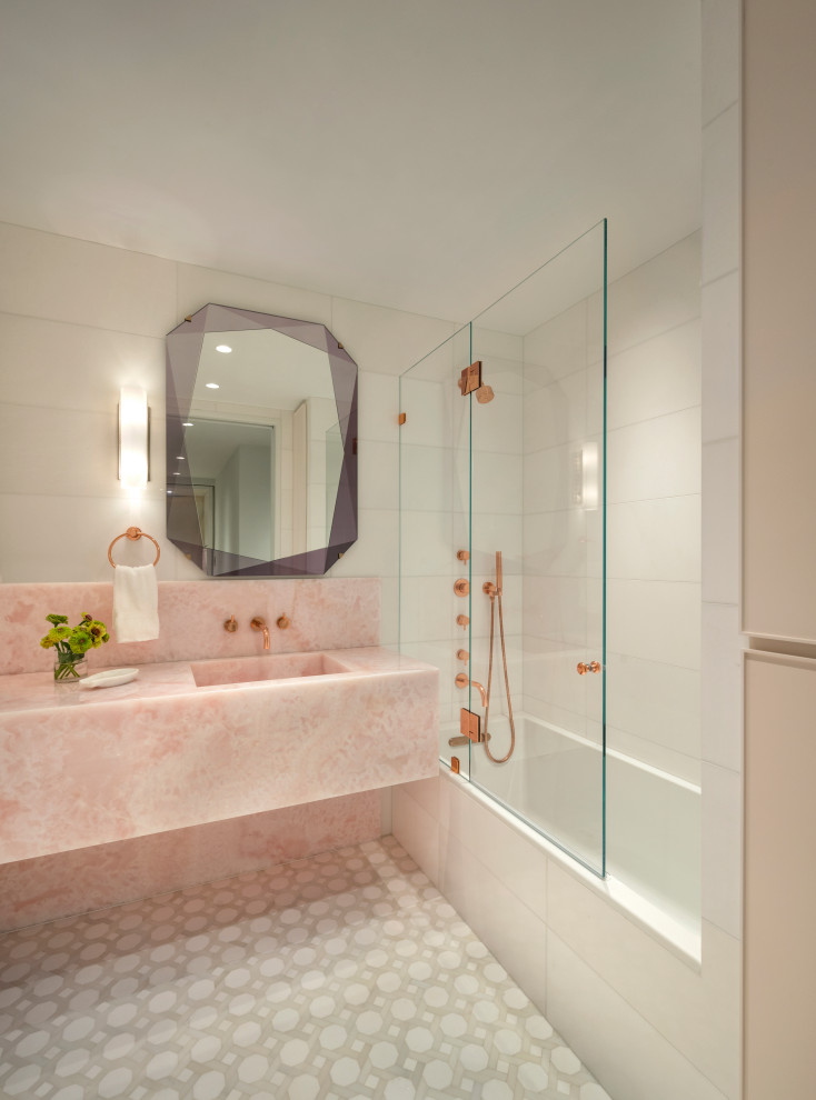 Источник вдохновения для домашнего уюта: ванная комната в современном стиле с ванной в нише, душем над ванной, белой плиткой, мраморным полом, душевой кабиной, монолитной раковиной, бежевым полом, открытым душем, розовой столешницей, тумбой под одну раковину и подвесной тумбой