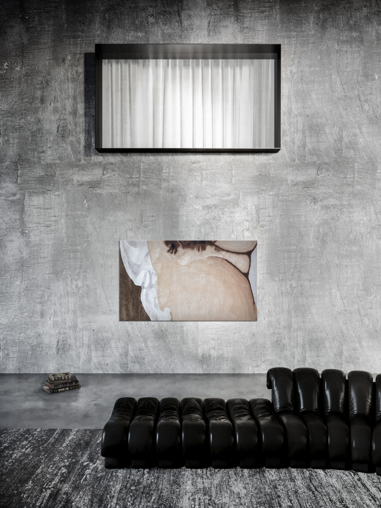 Cette photo montre une très grande salle de séjour mansardée ou avec mezzanine moderne avec un mur gris, sol en béton ciré, un sol gris et poutres apparentes.