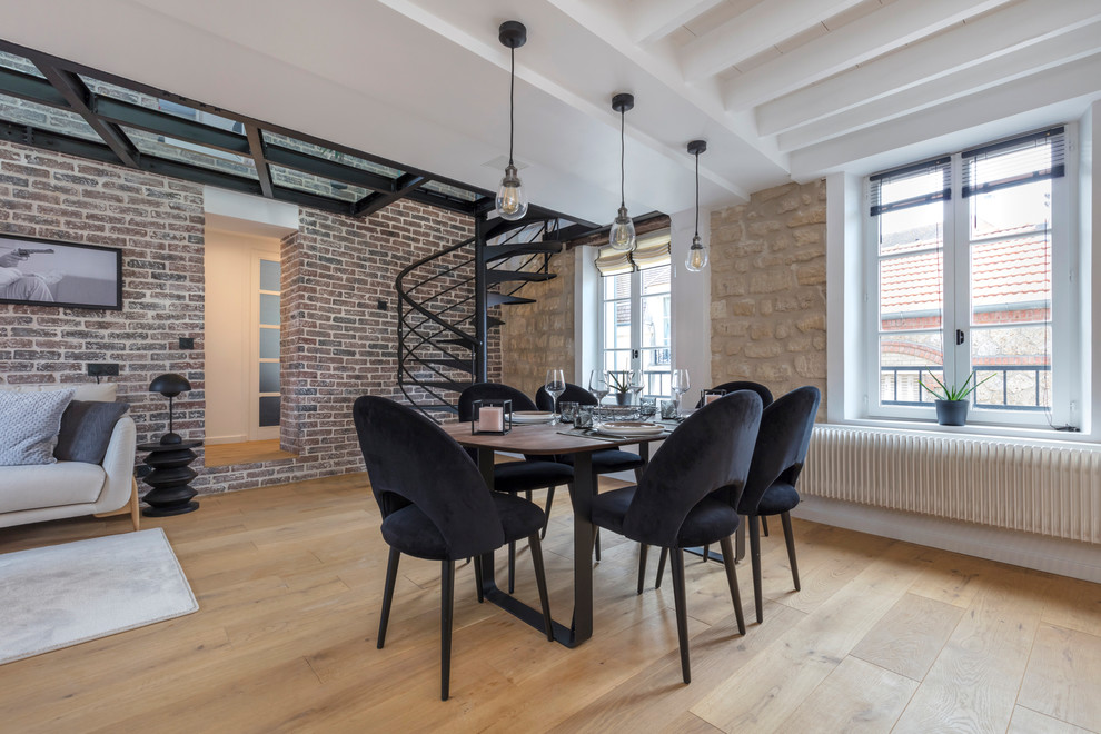 Aménagement d'une salle à manger ouverte sur le salon industrielle de taille moyenne avec un mur blanc, parquet clair et aucune cheminée.