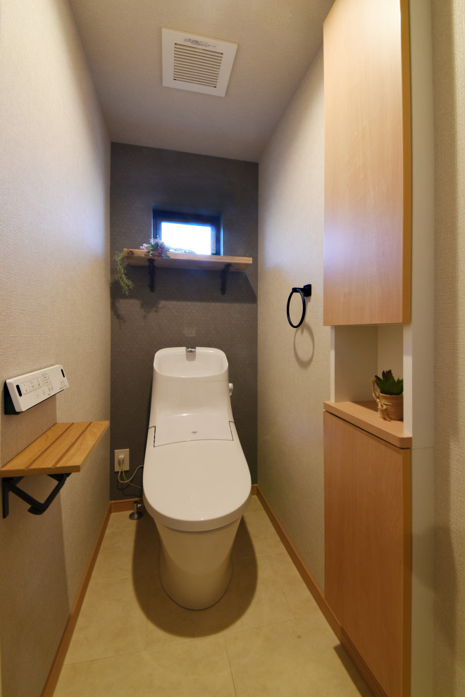 Cette photo montre un WC et toilettes moderne avec un carrelage gris, un mur gris, un plan de toilette beige, un plafond en papier peint et du papier peint.