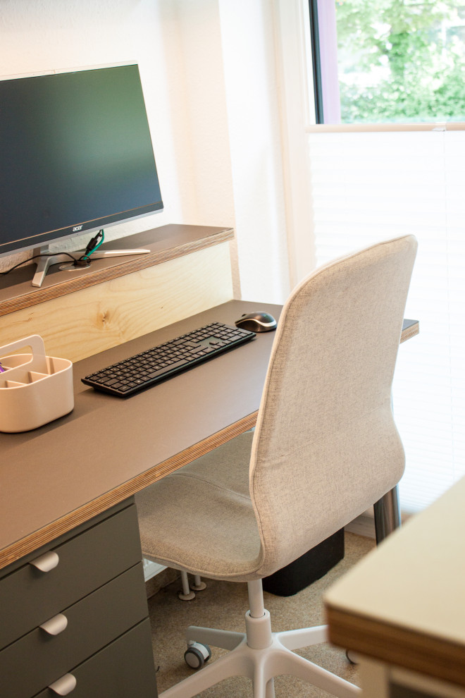 Diseño de despacho escandinavo pequeño sin chimenea con paredes verdes, suelo de corcho, escritorio empotrado, suelo marrón, papel pintado y papel pintado