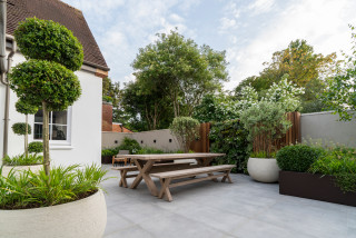 Leafy Outdoor Rooms Create an Inviting Backyard for Entertaining (14 photos)