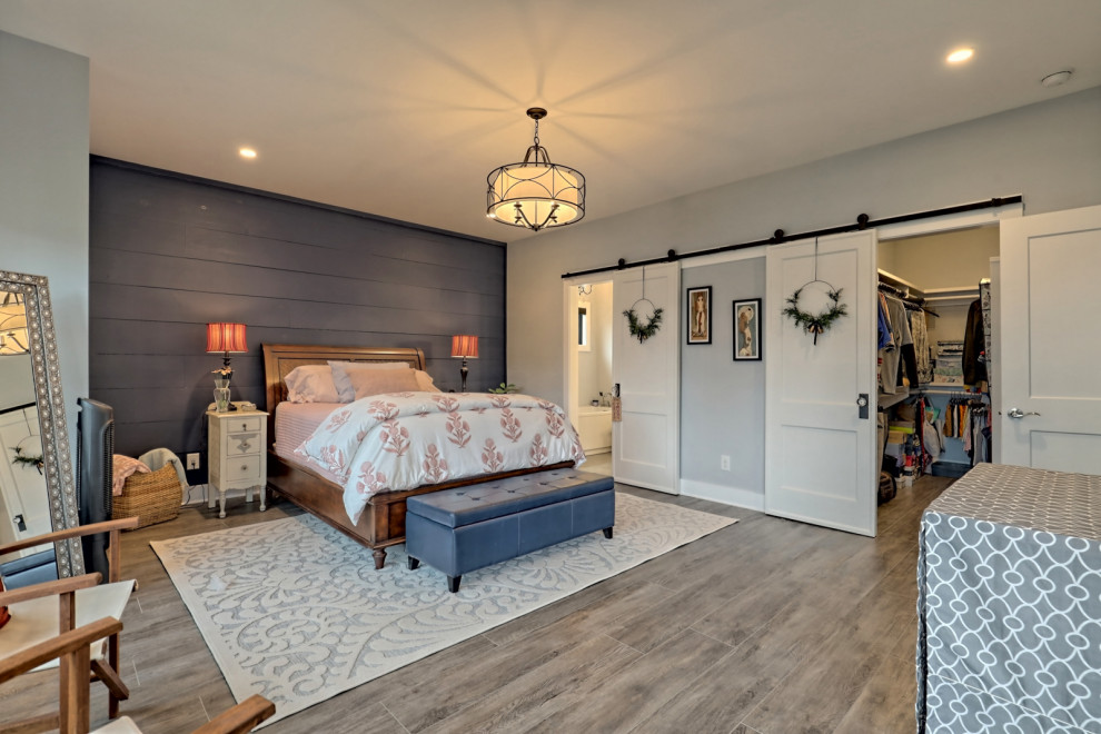 Imagen de dormitorio principal clásico renovado grande con paredes grises, suelo vinílico y suelo gris