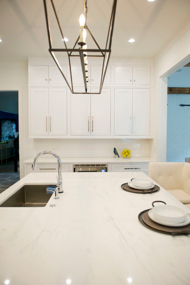 Photo of a mid-sized modern u-shaped open plan kitchen in Atlanta with an undermount sink, shaker cabinets, white cabinets, marble benchtops, white splashback, subway tile splashback, stainless steel appliances, light hardwood floors and with island.
