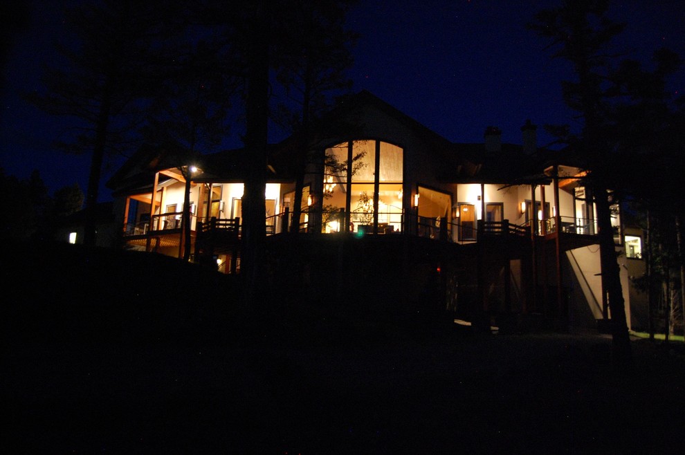 Example of a transitional home design design in Albuquerque