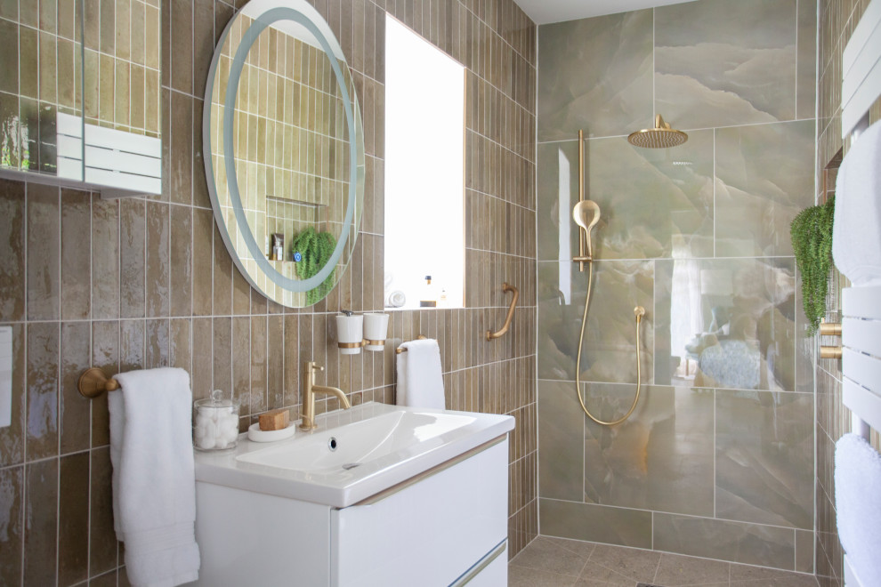 Mid-sized country master wet room bathroom in Gloucestershire with beaded inset cabinets, white cabinets, a one-piece toilet, green tile, marble, terrazzo floors, an integrated sink, an open shower, a single vanity and a floating vanity.