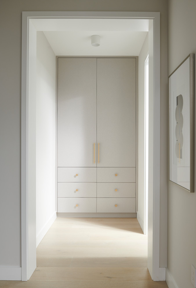 Modelo de habitación de invitados blanca y beige y blanca contemporánea grande con paredes blancas, suelo de madera clara y suelo beige