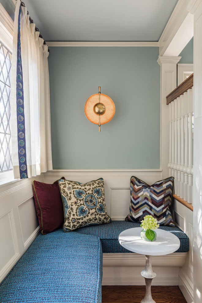 Immagine di un soggiorno tradizionale di medie dimensioni con pareti blu, pavimento in legno massello medio, nessun camino e nessuna TV