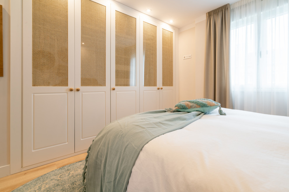 Ejemplo de dormitorio principal y blanco y madera nórdico grande con paredes beige, suelo de madera en tonos medios y suelo marrón
