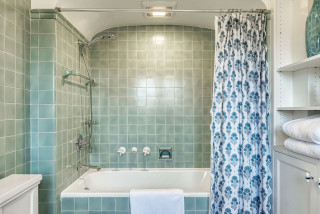 20 Great Shower Curtain and Tile Pairings (20 photos)