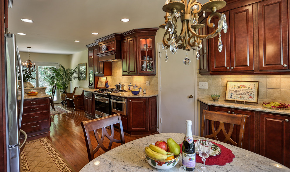 Example of a transitional kitchen design in DC Metro