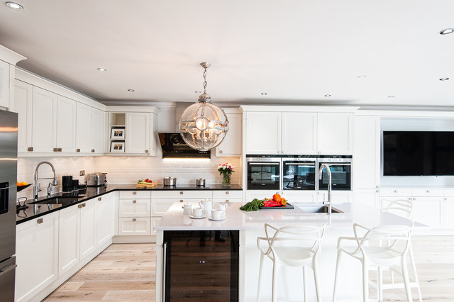 Urban Theme Bristol White kitchen moderno-cocina