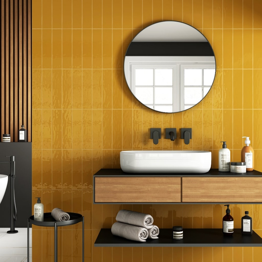 Foto di una stanza da bagno di medie dimensioni con piastrelle gialle, piastrelle in ceramica e pareti gialle