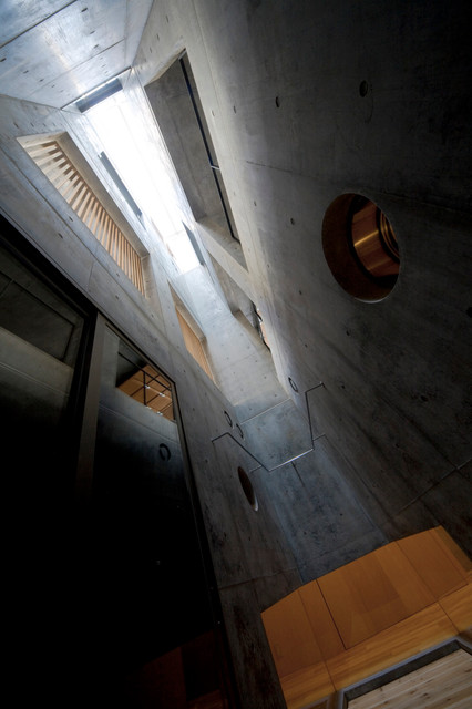 世田谷HN邸＜建物を貫く光のクレバスの家＞ modern-keller