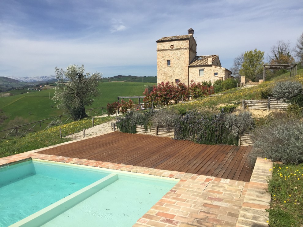 Ispirazione per una piccola piscina fuori terra country a "L" davanti casa con una dépendance a bordo piscina e pavimentazioni in mattoni