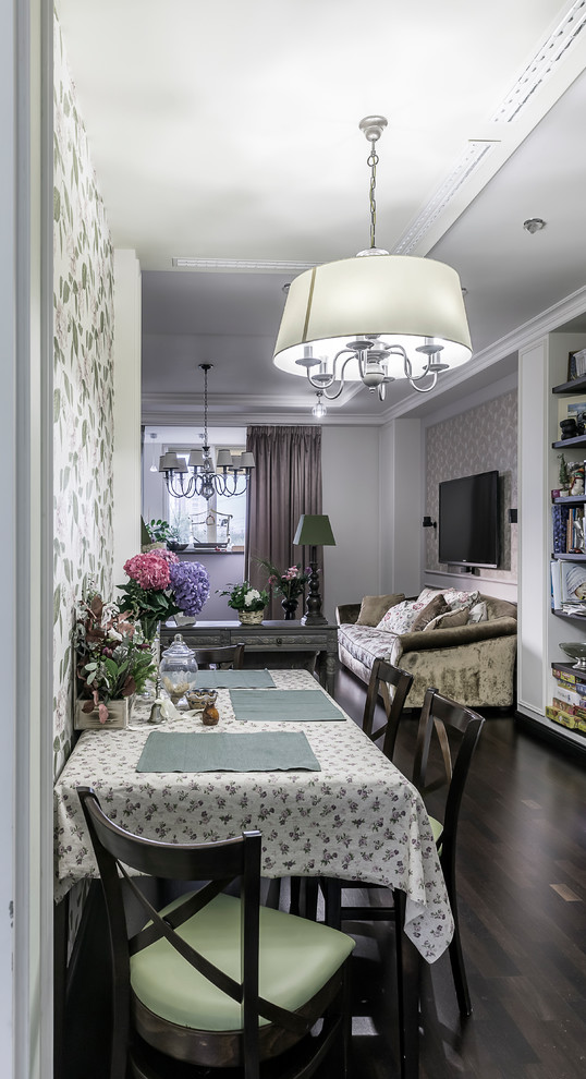 Квартира для модельера. Кухня-столовая в цветочных орнаментах.