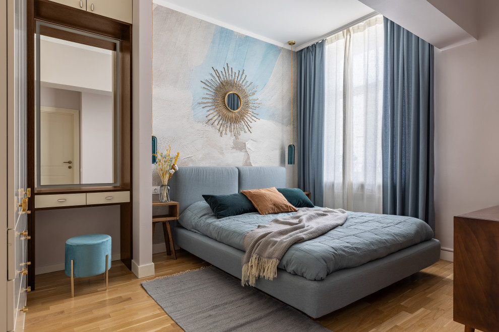 Cette image montre une chambre parentale design de taille moyenne avec un mur beige, un sol en bois brun et un sol marron.