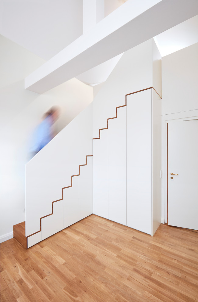 Geräumige Moderne Treppe in L-Form mit Holz-Setzstufen in München