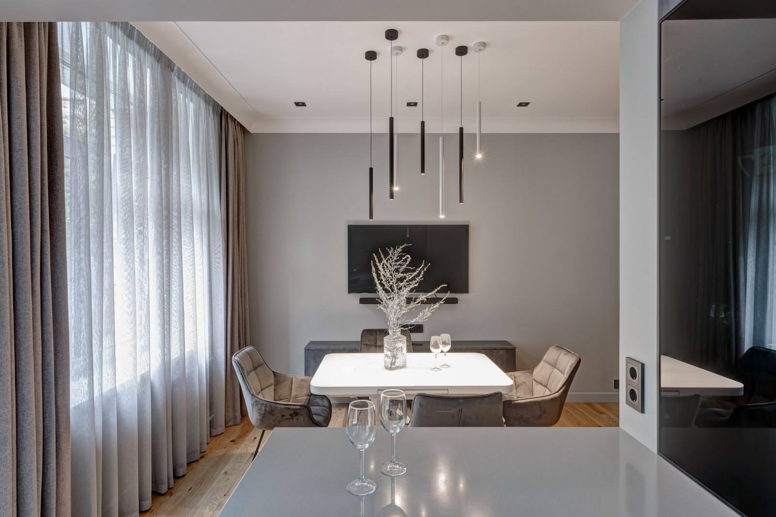 "Смокинг". Квартира на наб. Т. Шевченко