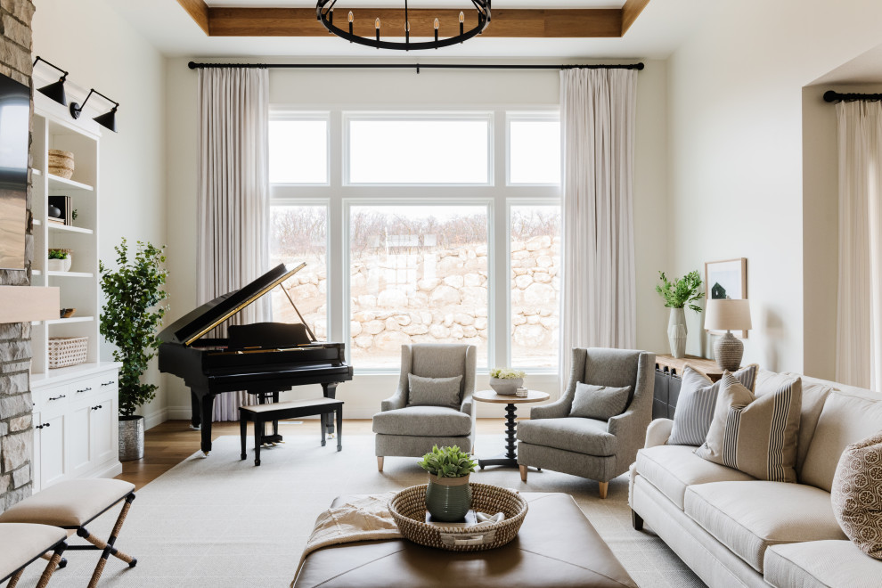 Esempio di un soggiorno tradizionale con pareti bianche, pavimento in legno massello medio, pavimento marrone e soffitto ribassato