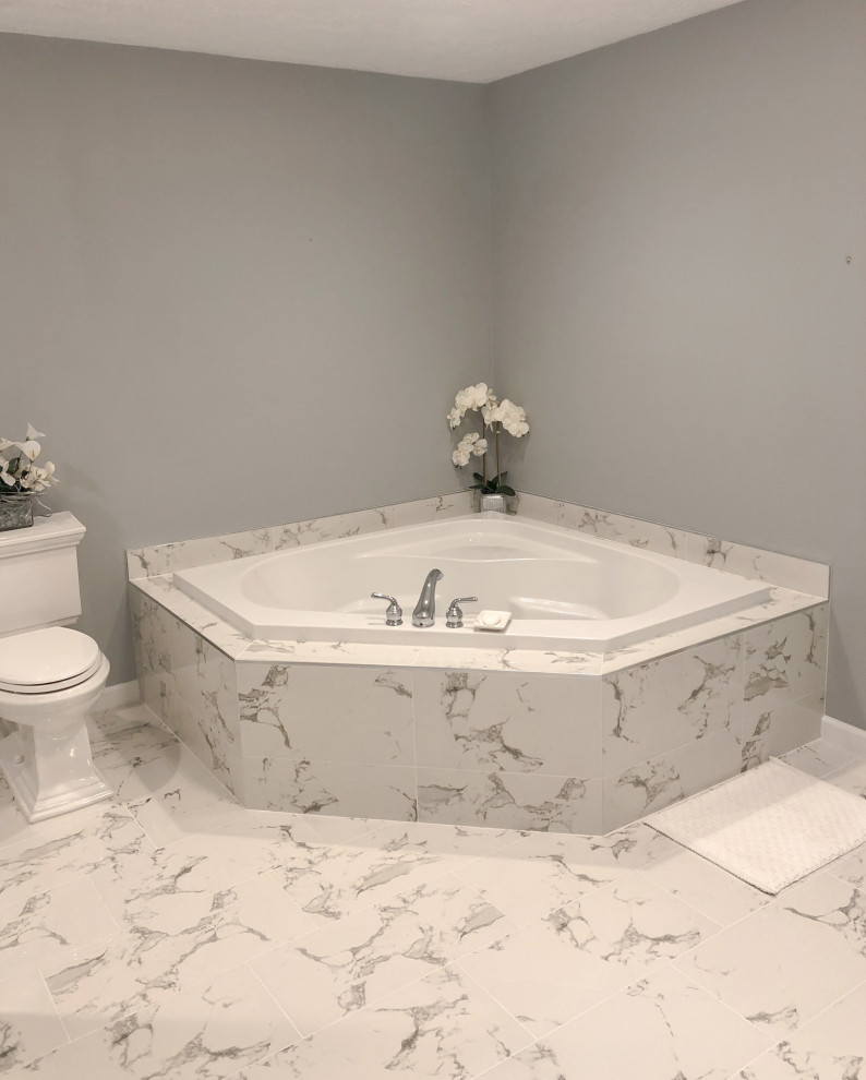 Inspiration för stora moderna en-suite badrum, med ett hörnbadkar, grå väggar, klinkergolv i porslin och vitt golv