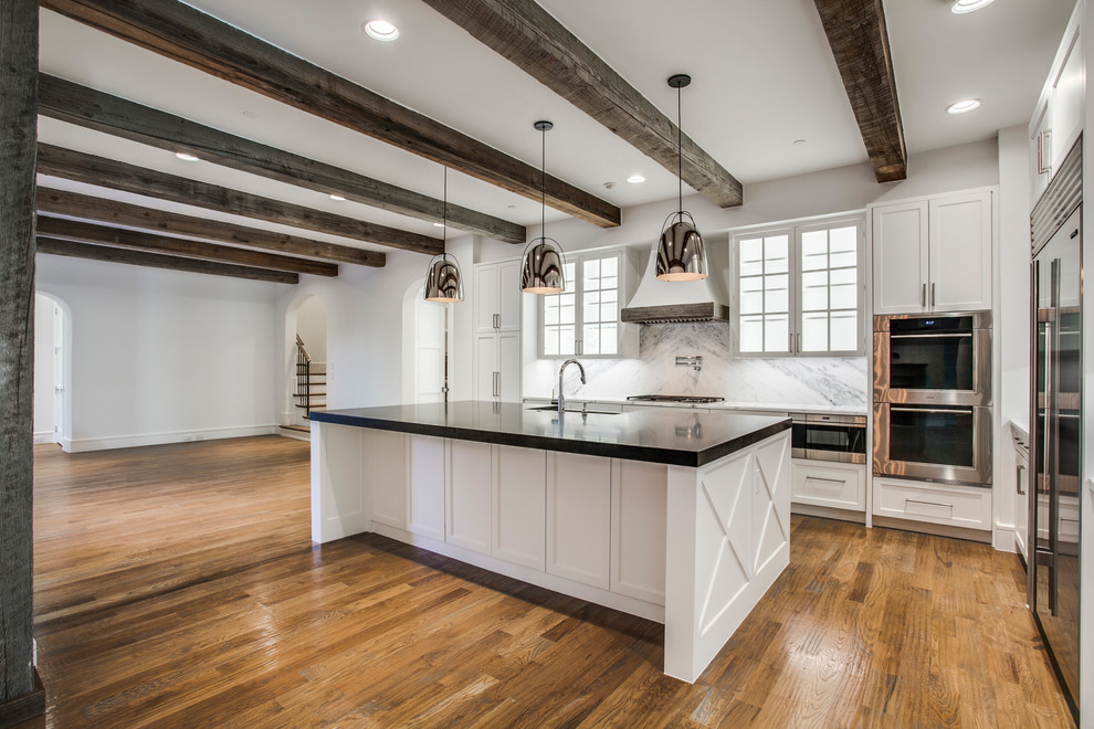 Transitional kitchen photo in Dallas