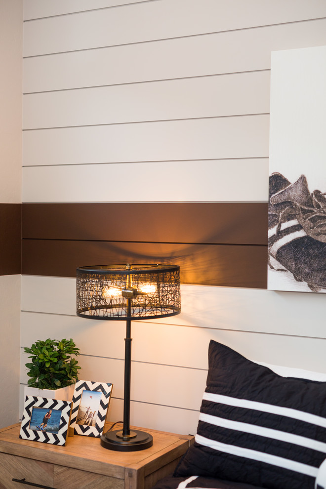 Example of a transitional home design design in Phoenix